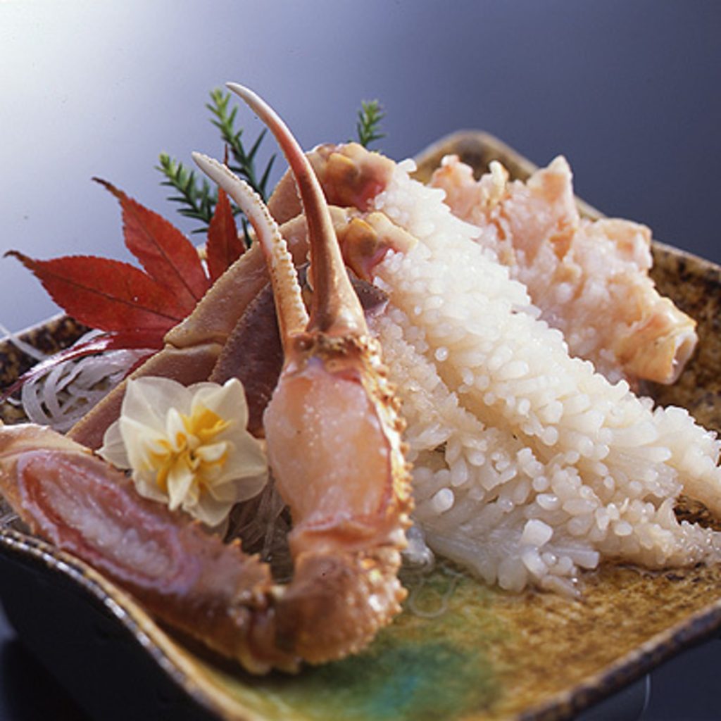 香住 民宿 ふじやの食べきれない量のカニの写真
