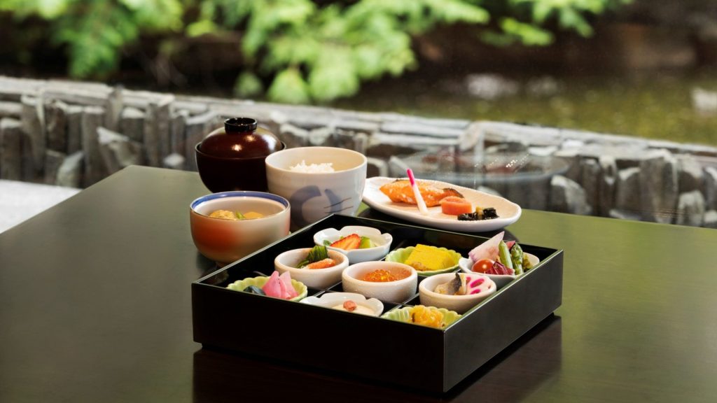 札幌グランドホテル『ノーザンテラスダイナー』の朝食バイキング。伝統のアップルパイや目の前で仕上げるオムレツなどの洋食・和食