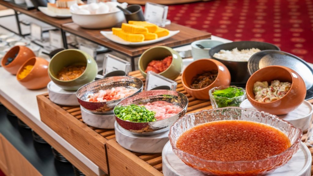 ホテルマイステイズ札幌アスペンの豪華朝食バイキング。新鮮な海鮮丼コーナーや焼きたてクロワッサンなど北海道グルメの数々