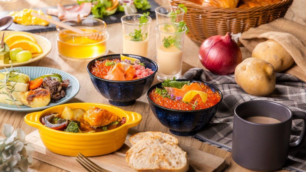 ホテルグレイスリー札幌の朝食バイキング。北海道産の旬の食材を使用した和洋食メニューと開放的なレストランの様子