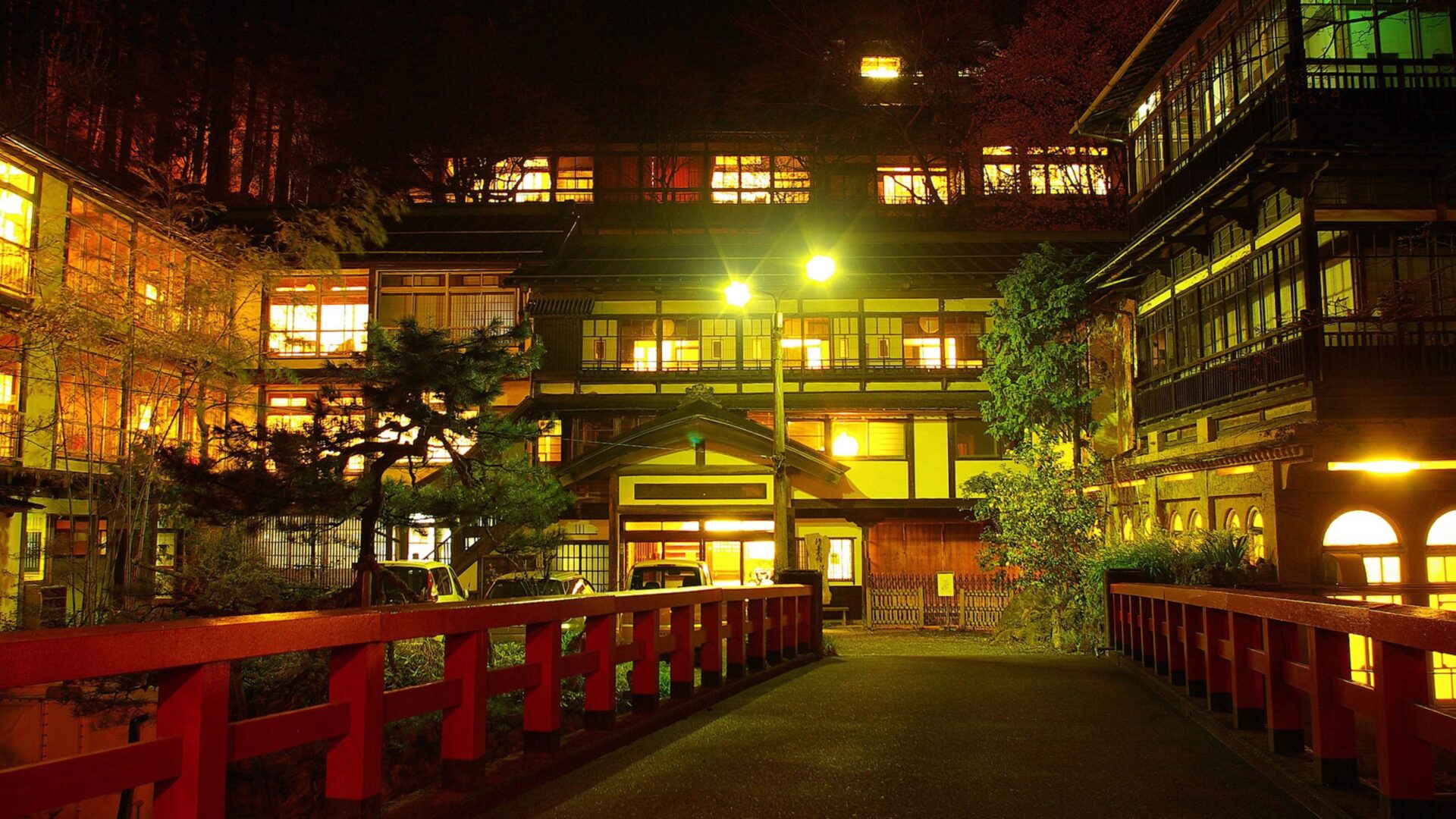 夜の積善館が千と千尋の神隠しのような雰囲気だとわかる画像