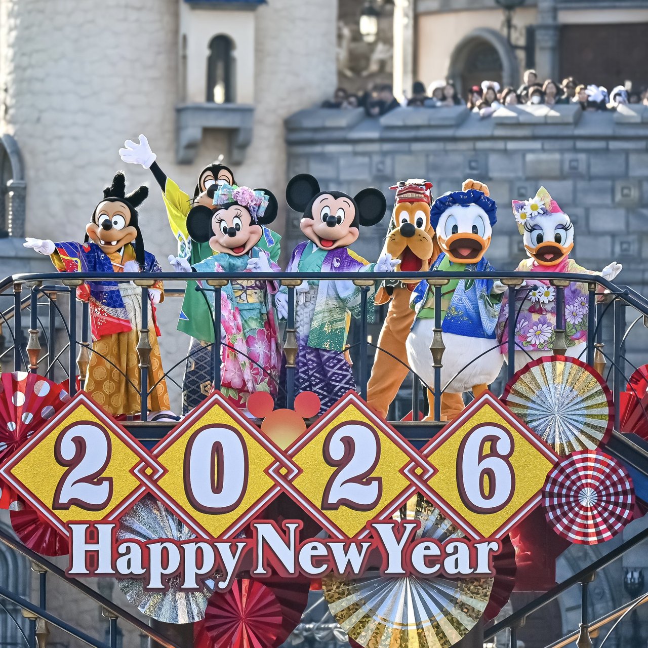 2026年のお正月、和服姿のミッキーやミニー、ドナルドたちが「2026 Happy New Year」の飾りの上で新年のあいさつをしている様子
