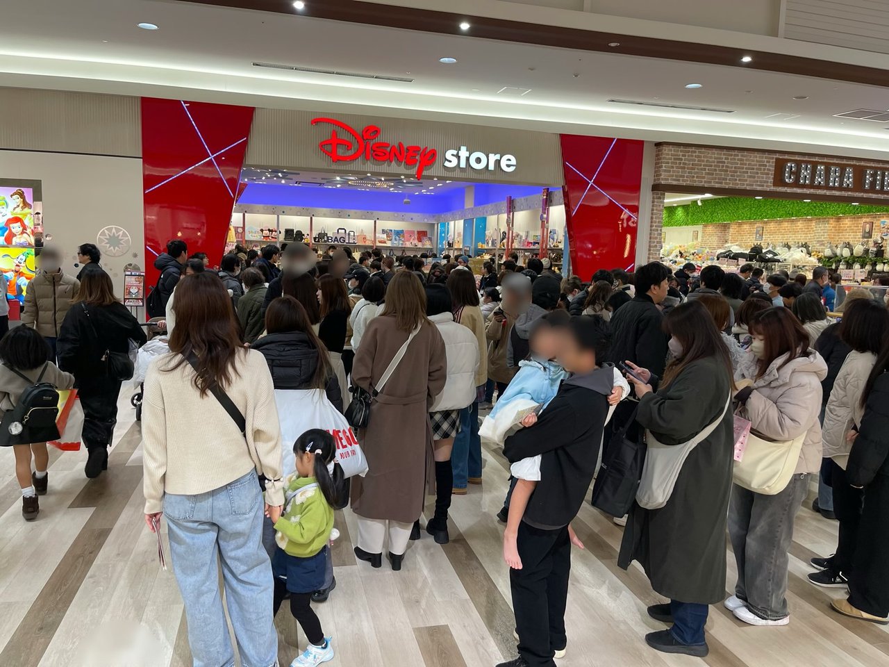 ディズニーストアの店の前にできた、福袋を買いに来た人の人だかり