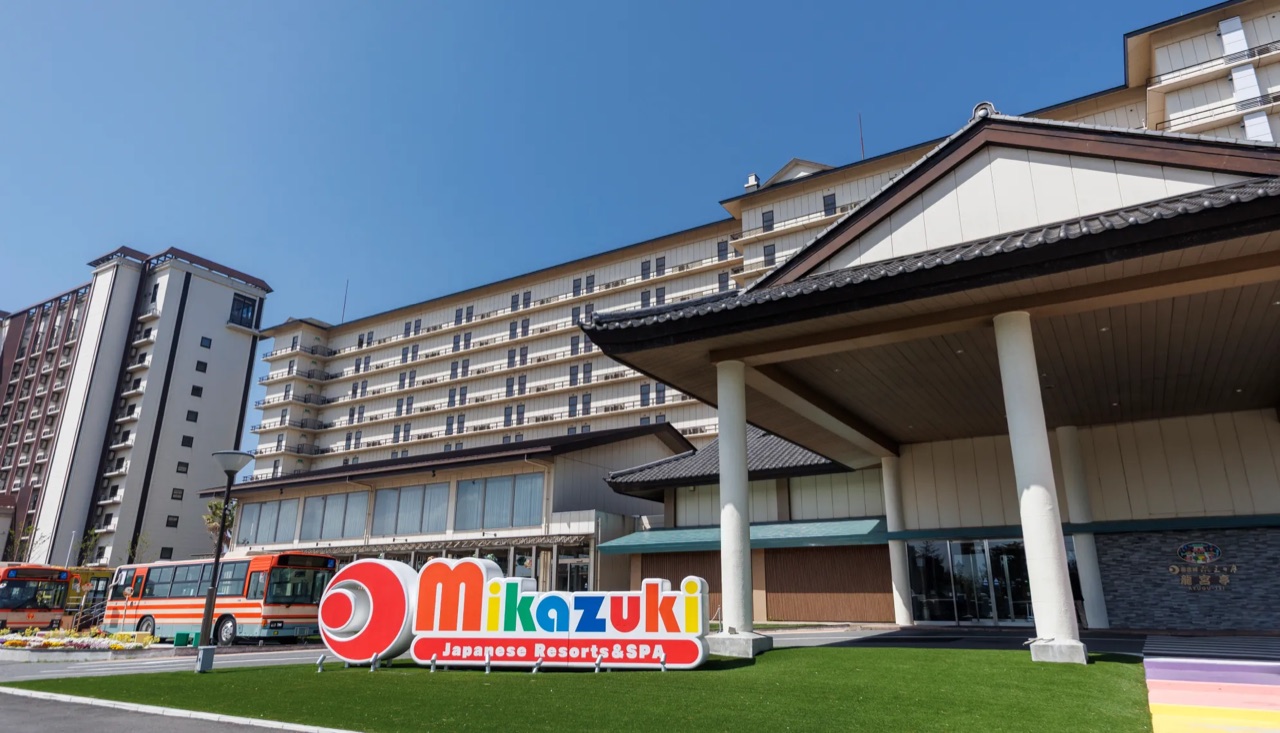 龍宮城スパ・ホテル三日月 龍宮亭の外観。正面に「Mikazuki」の看板と送迎バス