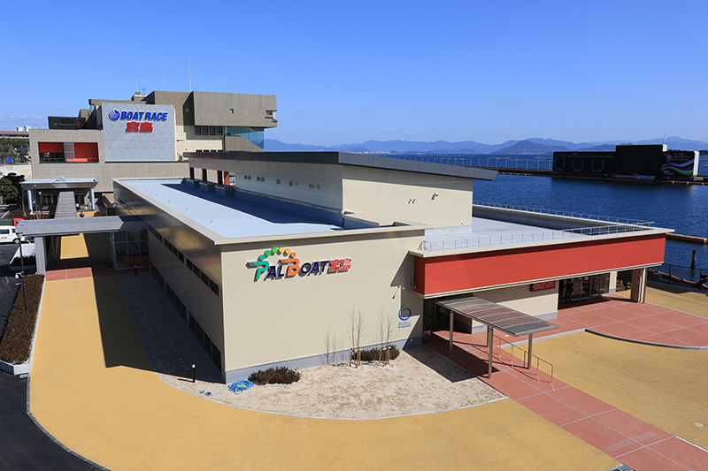 海沿いに建つボートレース宮島（奥）とPALBOAT宮島（手前）の外観