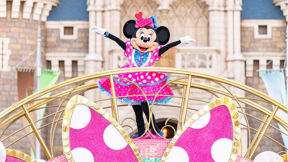 ディズニーランドのパルパルーザ「ミニーのファンダーランド」。シンデレラ城の前で、ピンクの水玉の衣装のミニーがフロートの上で手を広げている（2026年）
