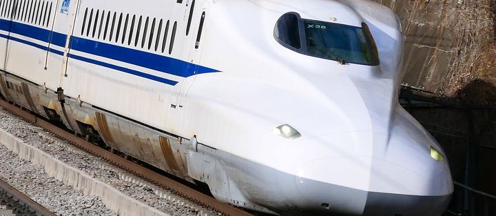 東京駅を出る東海道新幹線のぞみ（N700A）の写真